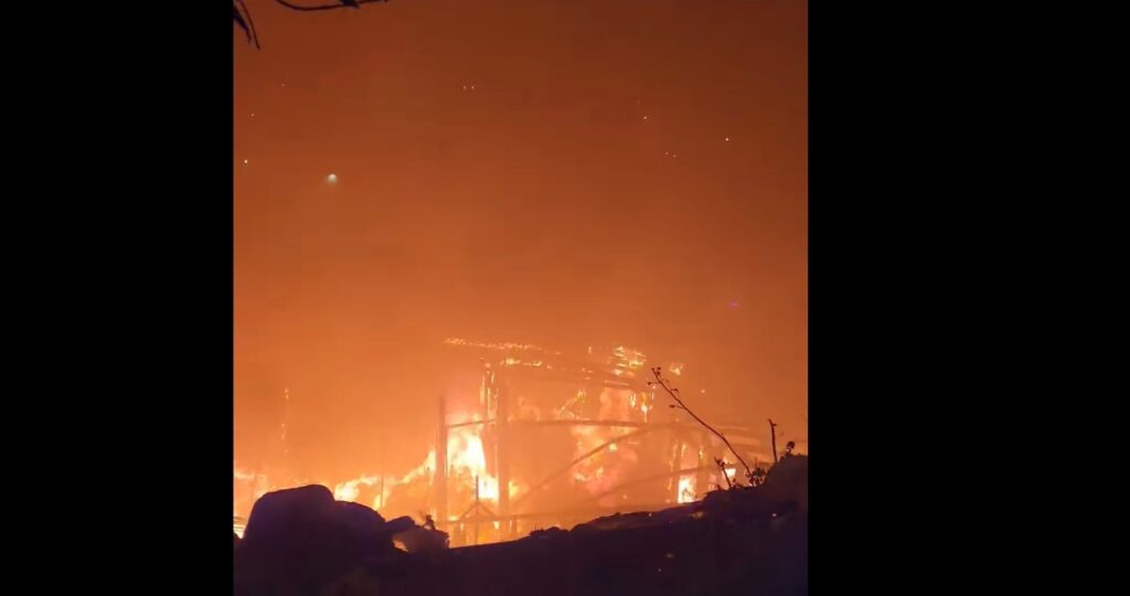 Mujer muere al rescatar a su hijo de un incendio