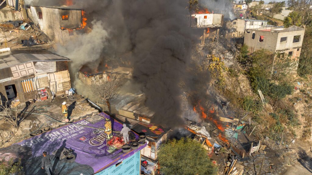 Incendio deja 10 casas consumidas y dos personas muertas