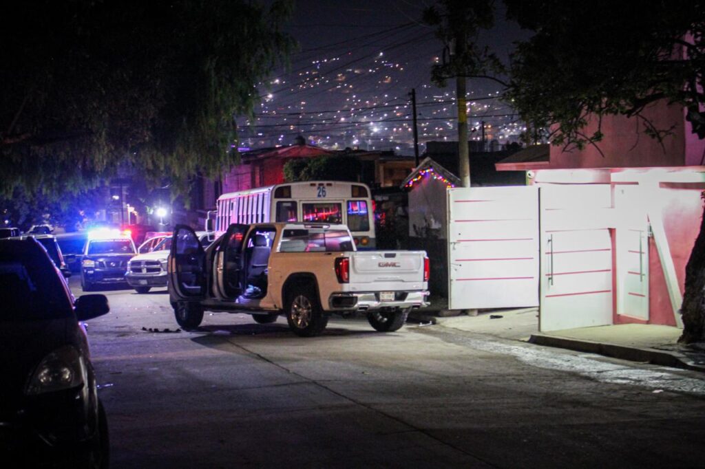 Ataque armado deja dos hombres lesionados en una camioneta