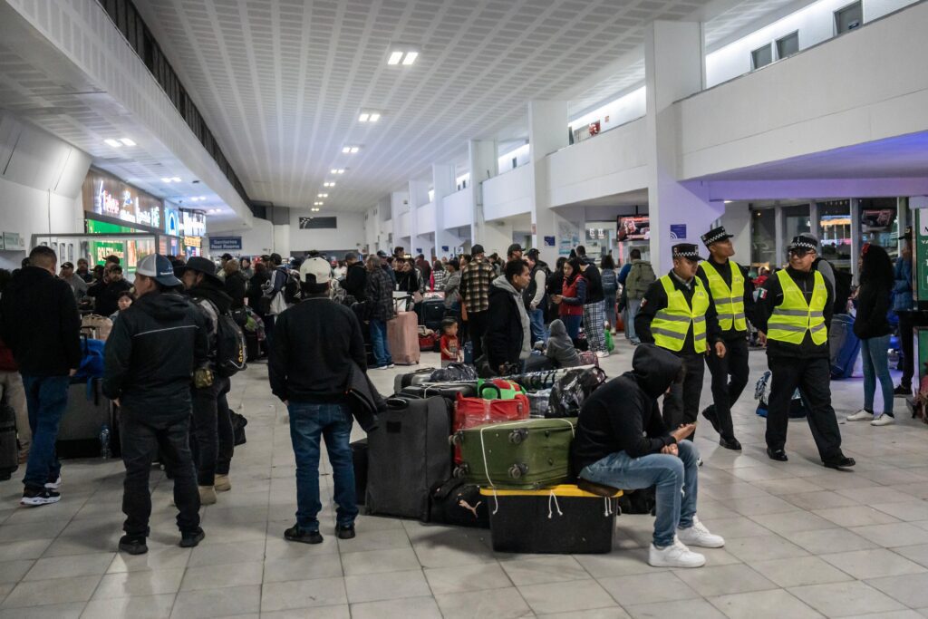 Central camionera luce abarrotada a pocas horas de la Noche Buena