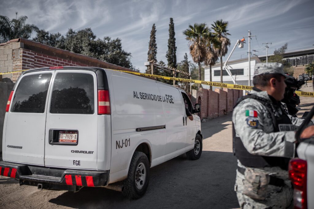 Hombre y su perro mueren electrocutados por cables de CFE caídos