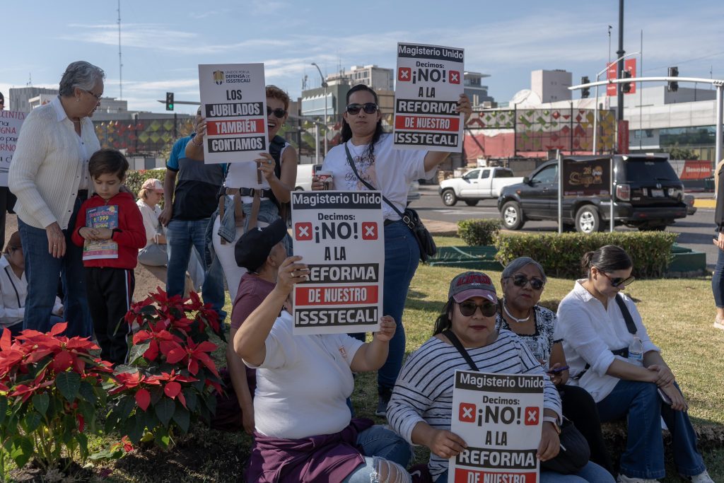 Burócratas y maestros se manifiestan en contra de la Reforma del ISSSTECALI