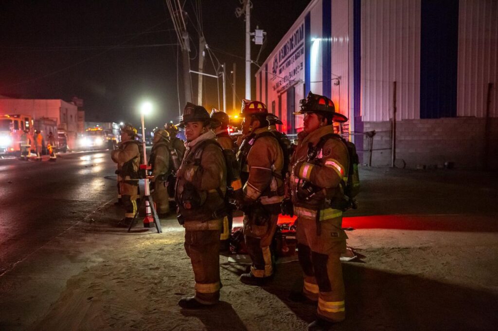 Voraz incendio consume bodega y un taller; cerraron bulevar Terán Terán Voraz incendio consume bodega y un taller; cerraron bulevar Terán Terán