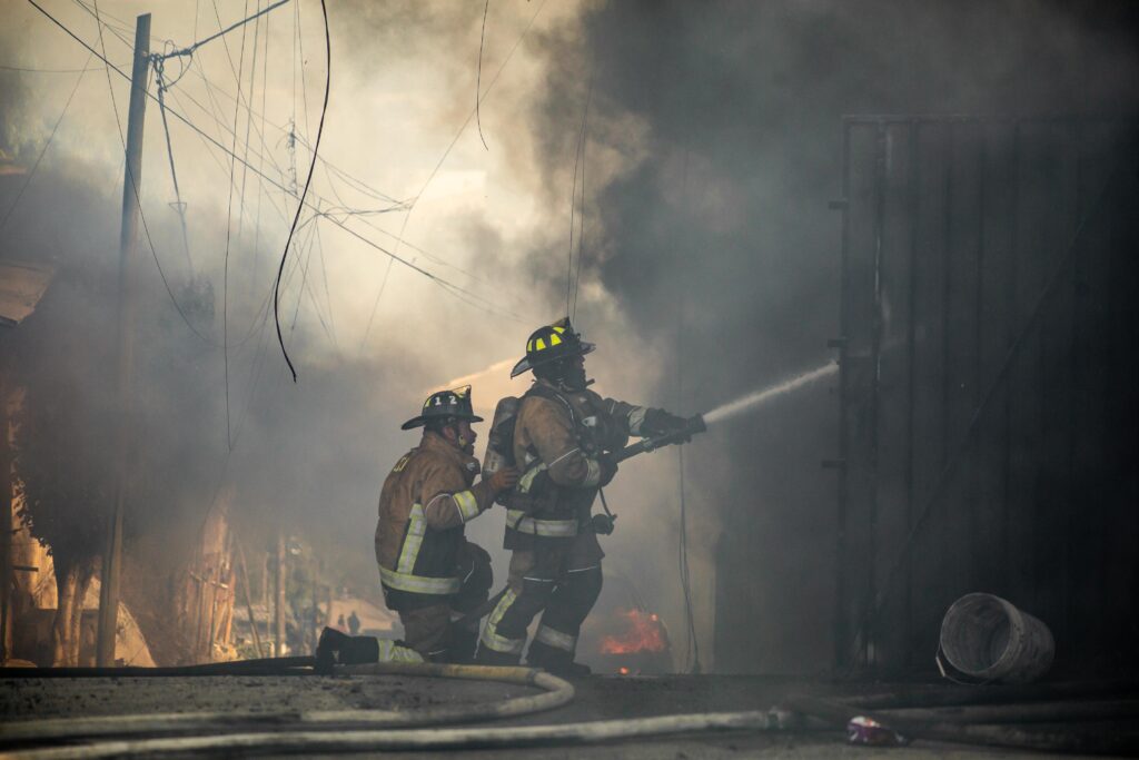 Incendio deja 10 casas consumidas y dos personas muertas