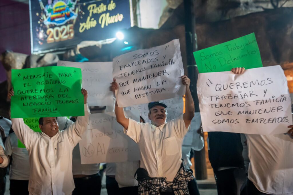 Trabajadores del bar La Cueva del Peludo se manifiestan para exigir reapertura