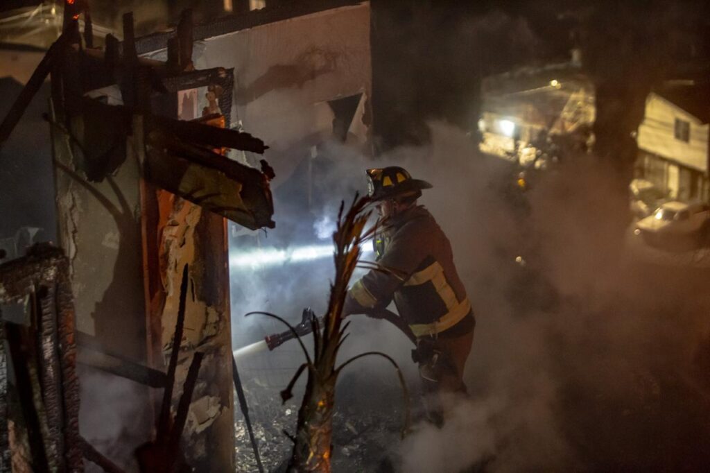 Mujer muere al rescatar a su hijo de un incendio