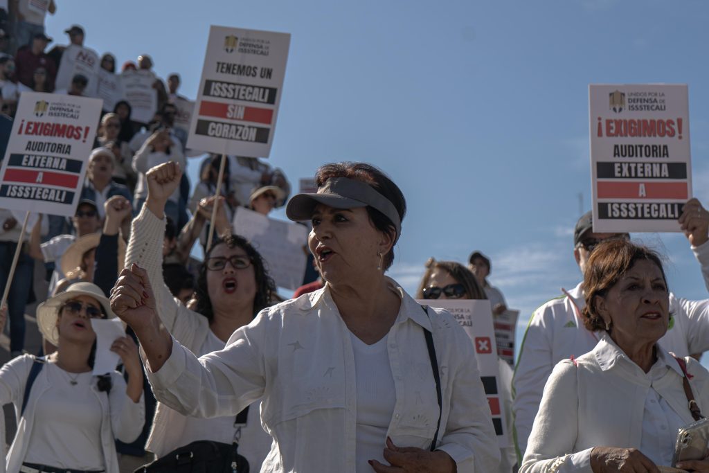 Burócratas y maestros se manifiestan en contra de la Reforma del ISSSTECALI