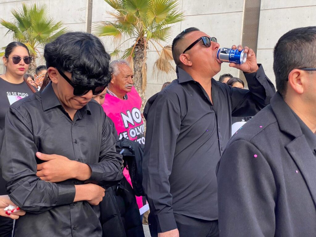 Padre de Esmeralda Castillo acompaña a Don Eddy Carrillo en el último adiós a su hijo Erick Padre de Esmeralda Castillo acompaña a Don Eddy Carrillo en el último adiós a su hijo Erick