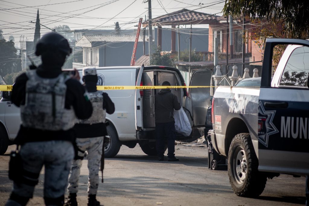 Localizan cadáver carbonizado y a un hombre aún con vida tras incendio en vivienda