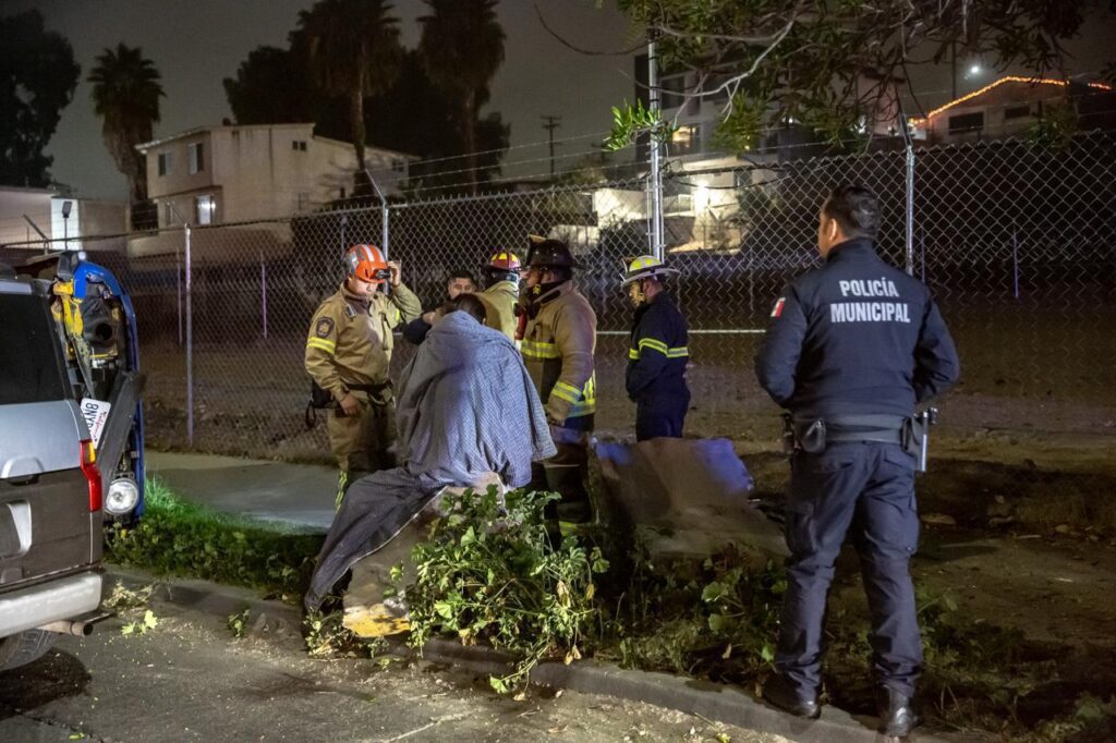 Choque vehicular termina con volcadura en Zona Río