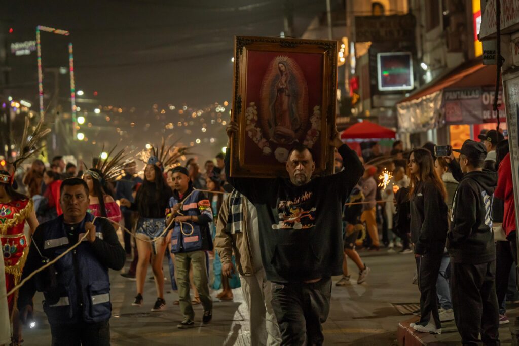Miles caminaron en peregrinación en la víspera del Día de la Virgen de Guadalupe Miles caminaron en peregrinación en la víspera del Día de la Virgen de Guadalupe