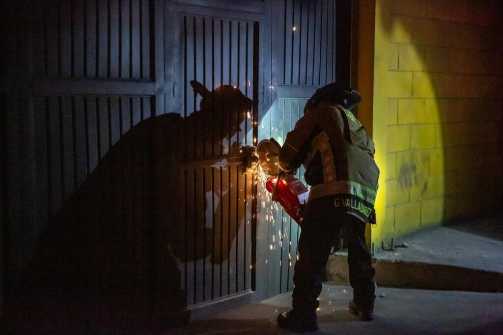 Voraz incendio consume bodega y un taller; cerraron bulevar Terán Terán Voraz incendio consume bodega y un taller; cerraron bulevar Terán Terán