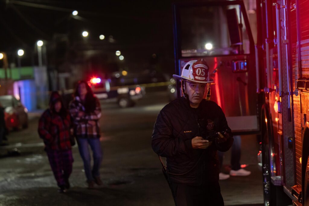 Bomberos rescatan a un hombre que se incendiaba junto a su automóvil