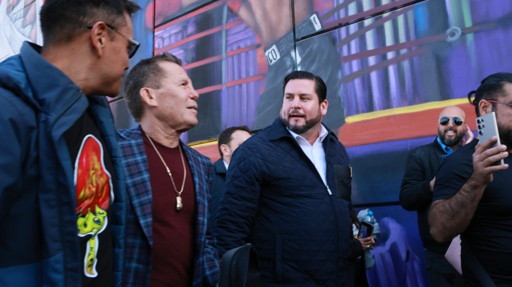 Alcalde Ismael Burgueño reconoce a Julio César Chávez con mural de 900 metros
