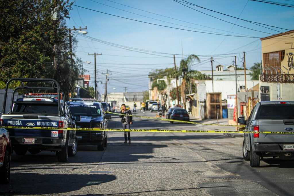 Atacan a balazos a hombre y a niña de 3 años