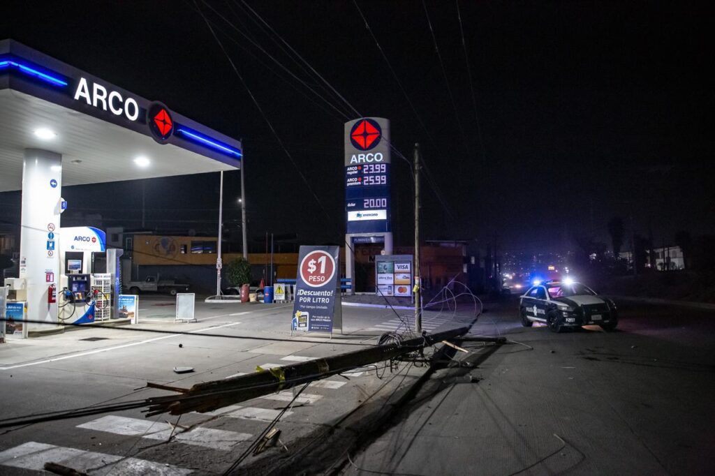 Empleado del ayuntamiento ebrio destroza unidad oficial en choque e intenta huir