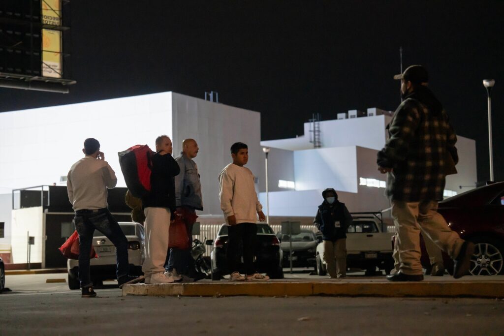 Deportan por Tijuana a decenas de migrantes detenidos en redadas en campos de cultivo