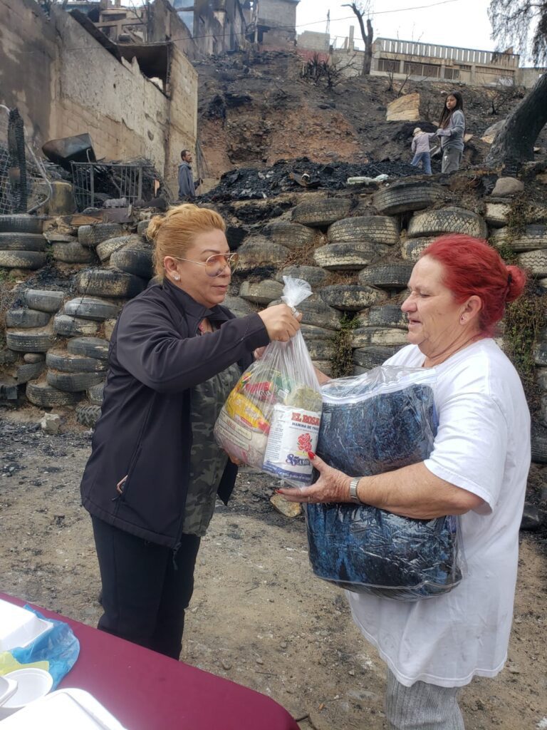 Ayuntamiento de Tijuana entrega apoyos a familias afectadas por el incendio en Pedregal de Santa Julia