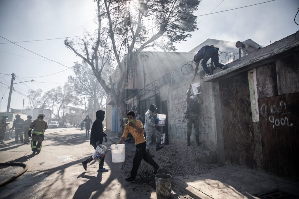 30 casas con daños totales y un muerto por incendio en Leandro Valle
