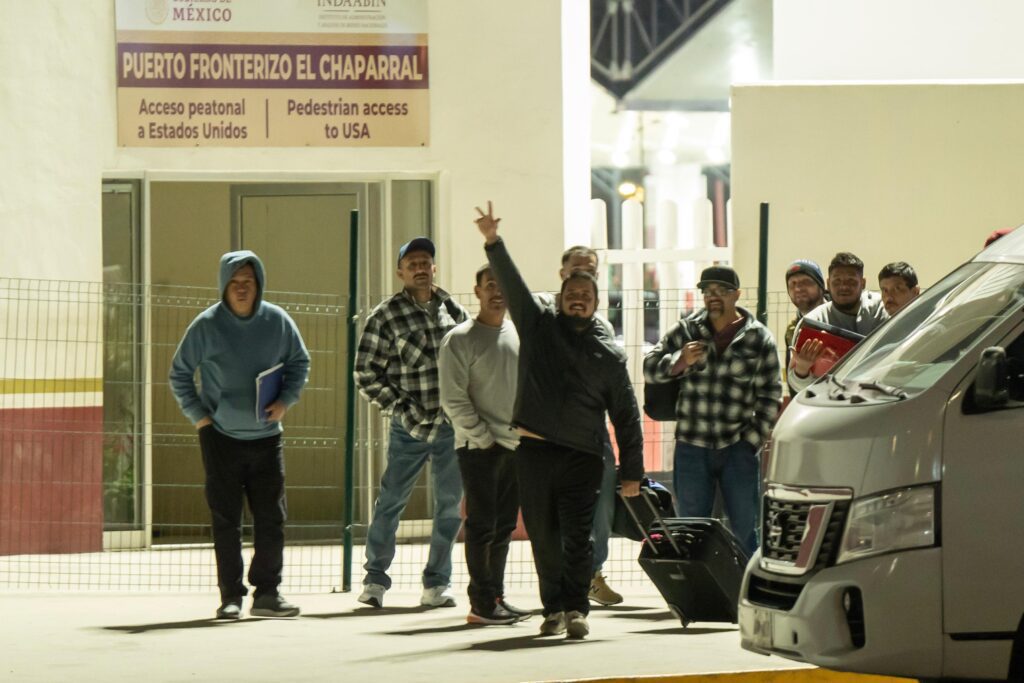 Deportan por Tijuana a decenas de migrantes detenidos en redadas en campos de cultivo