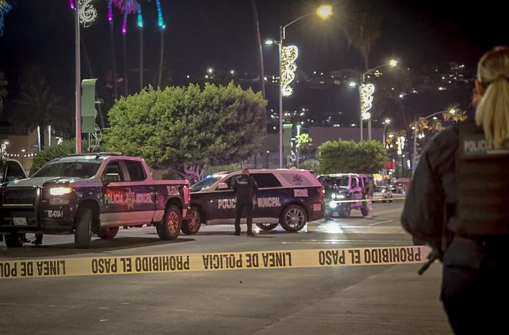 Dejan manta con amenazas y restos humanos en plaza cívica de Ensenada