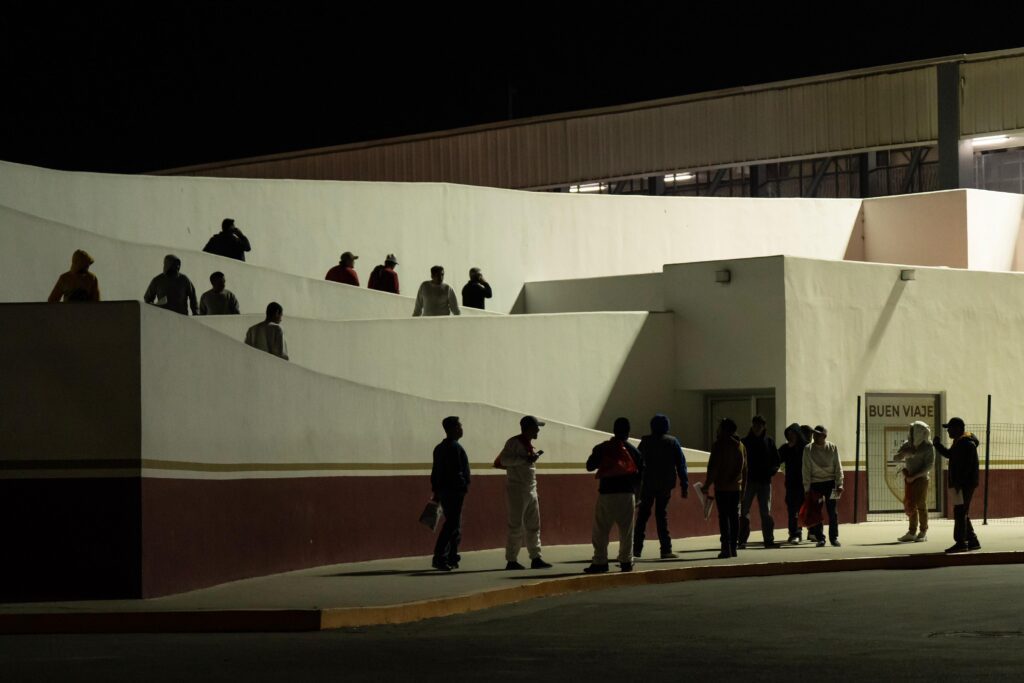 Deportan por Tijuana a decenas de migrantes detenidos en redadas en campos de cultivo