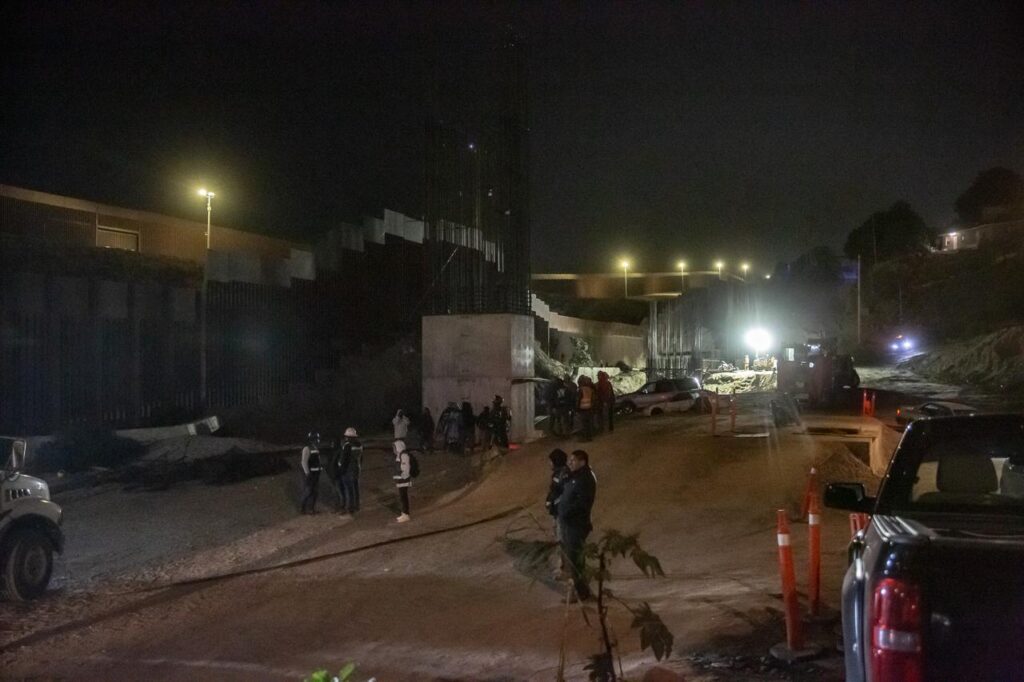 Colapso en obras del viaducto elevado en el Cañón Otay deja dos atrapados 