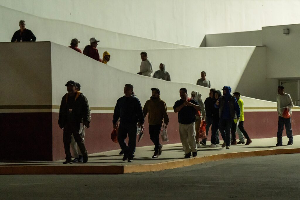 Deportan por Tijuana a decenas de migrantes detenidos en redadas en campos de cultivo
