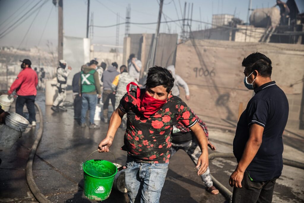 30 casas con daños totales y un muerto por incendio en Leandro Valle