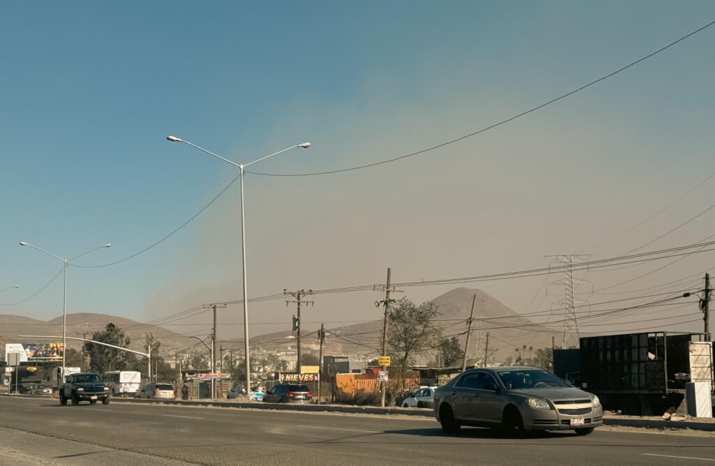 Incendio inicia al Sur de Tecate y se propaga hasta Tijuana Incendio inicia al Sur de Tecate y se propaga hasta Tijuana
