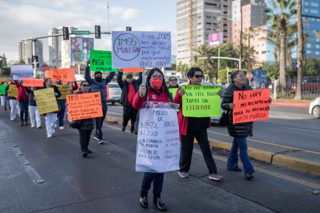 Trabajadores del Hospital General de Tijuana marchan por falta de pagos y medicamentos