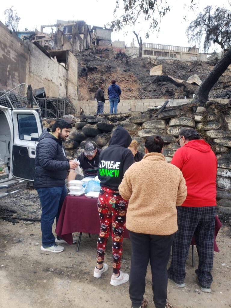 Ayuntamiento de Tijuana entrega apoyos a familias afectadas por el incendio en Pedregal de Santa Julia