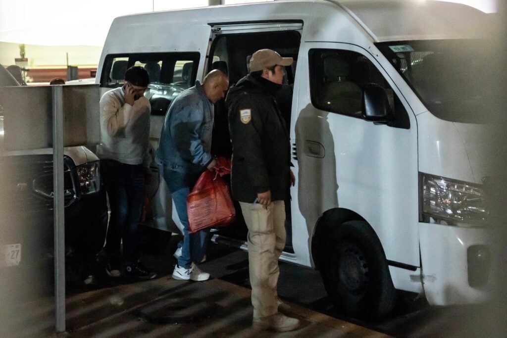 Deportan por Tijuana a decenas de migrantes detenidos en redadas en campos de cultivo