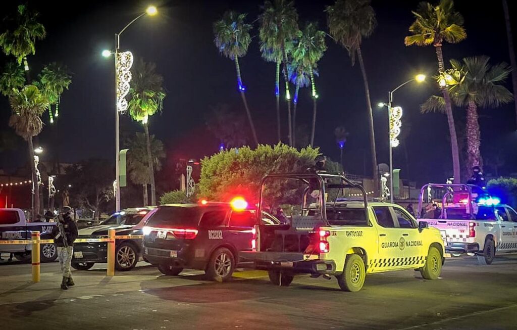 Dejan manta con amenazas y restos humanos en plaza cívica de Ensenada