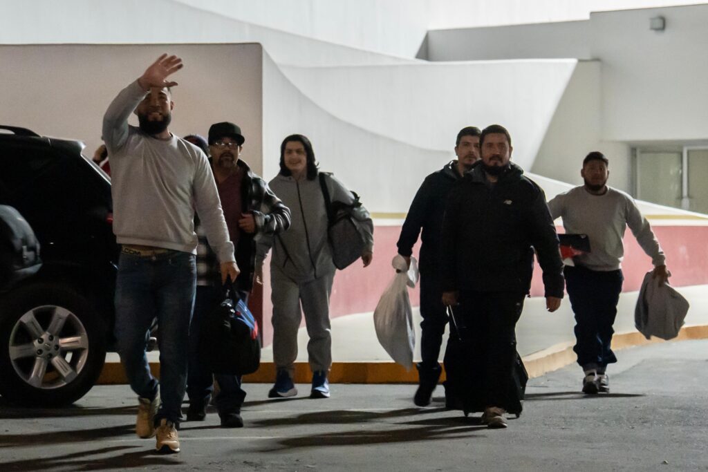 Deportan por Tijuana a decenas de migrantes detenidos en redadas en campos de cultivo
