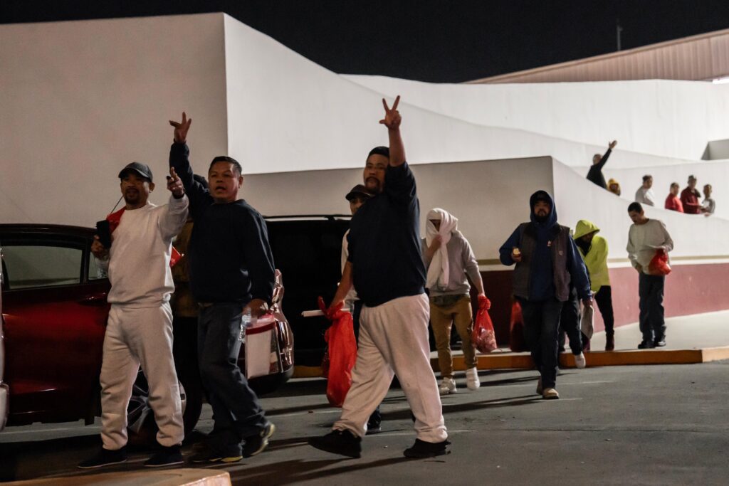Deportan por Tijuana a decenas de migrantes detenidos en redadas en campos de cultivo