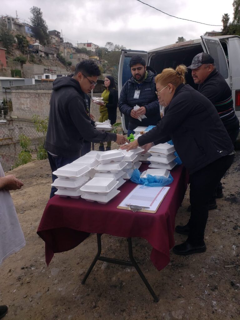 Ayuntamiento de Tijuana entrega apoyos a familias afectadas por el incendio en Pedregal de Santa Julia