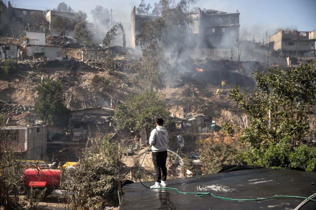 30 casas con daños totales y un muerto por incendio en Leandro Valle