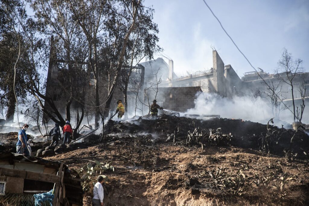 30 casas con daños totales y un muerto por incendio en Leandro Valle