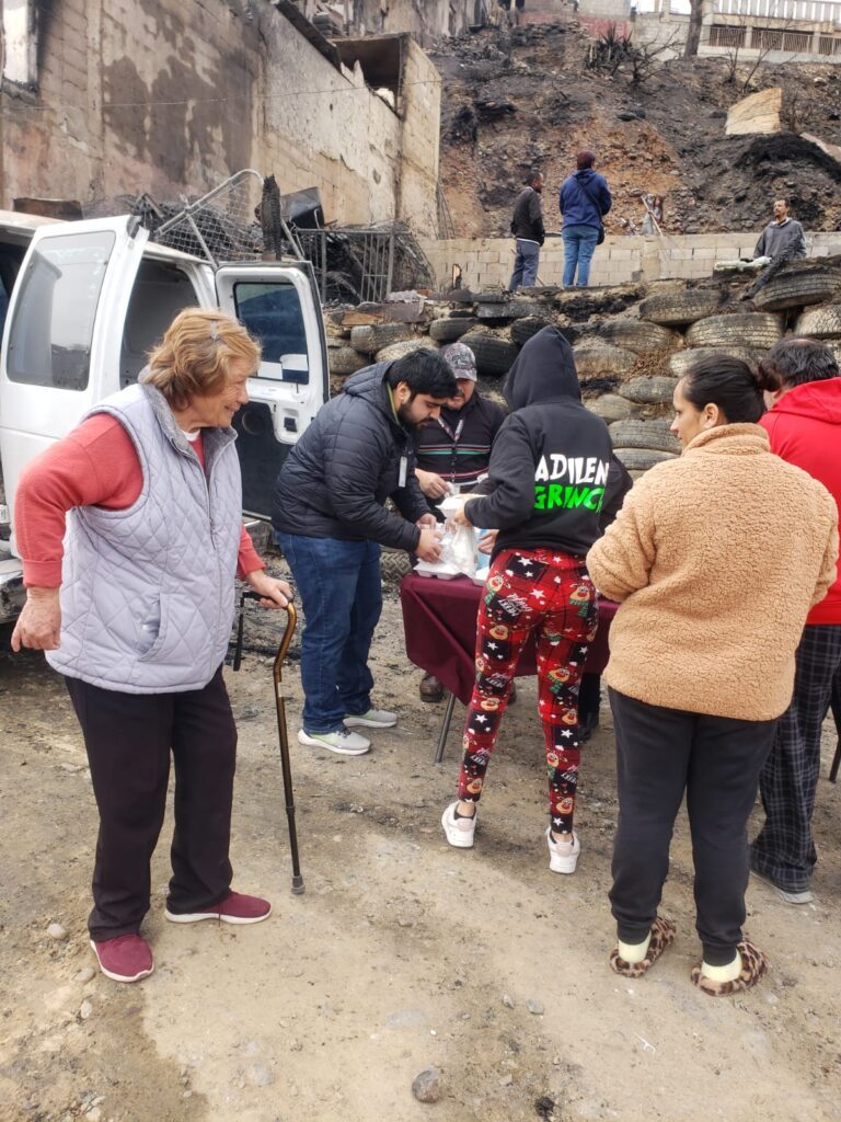 Ayuntamiento de Tijuana entrega apoyos a familias afectadas por el incendio en Pedregal de Santa Julia