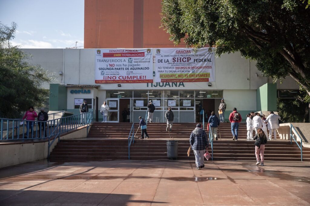 Trabajadores del Hospital General de Tijuana marchan por falta de pagos y medicamentos