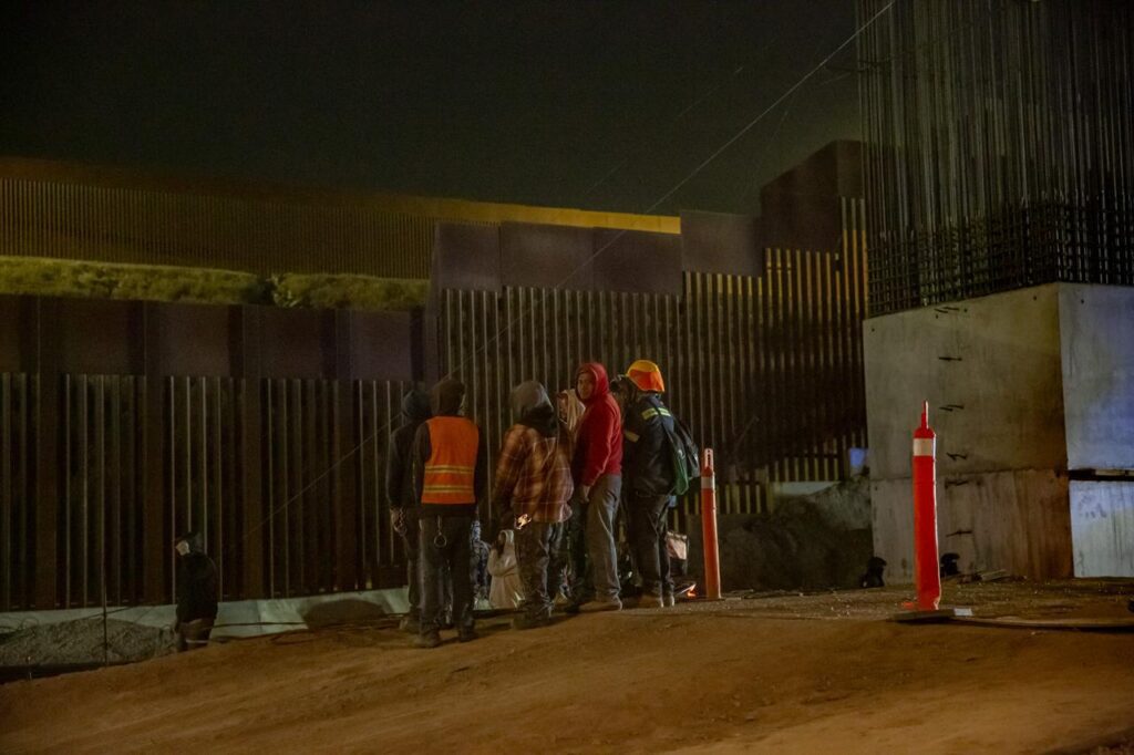 Colapso en obras del viaducto elevado en el Cañón Otay deja dos atrapados 