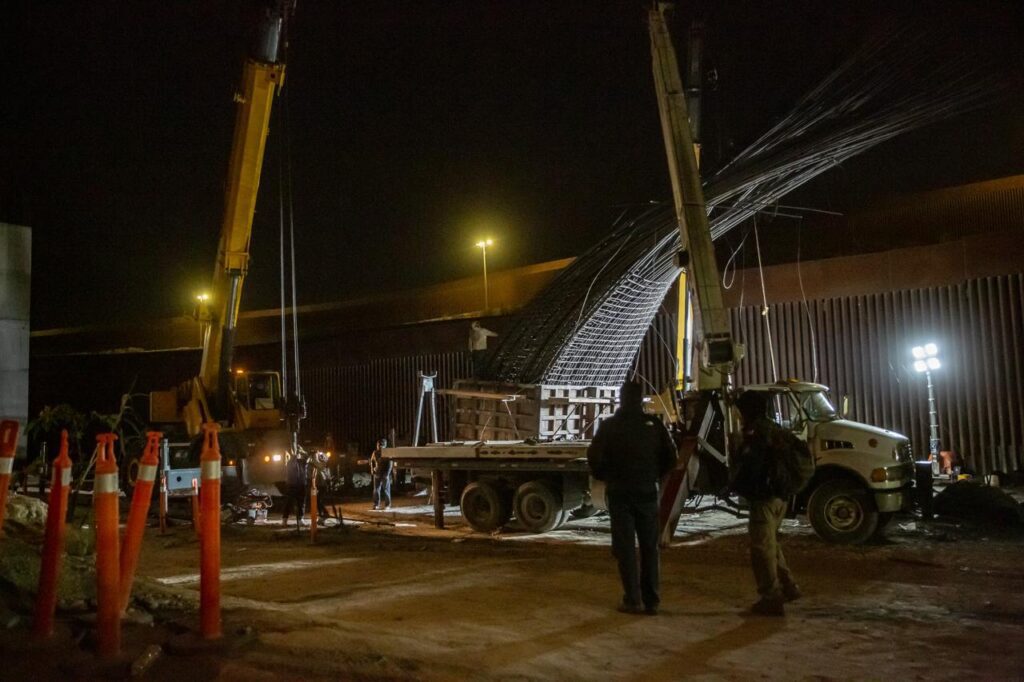 Colapso en obras del viaducto elevado en el Cañón Otay deja dos atrapados 