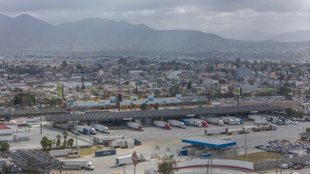 Tráileres hacen largas filas para entrar a la Aduana; la espera es de hasta 6 horas