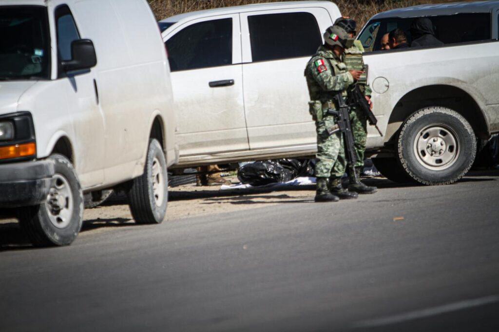 Hallan cadáver desnudo en la carretera Tijuana-Tecate