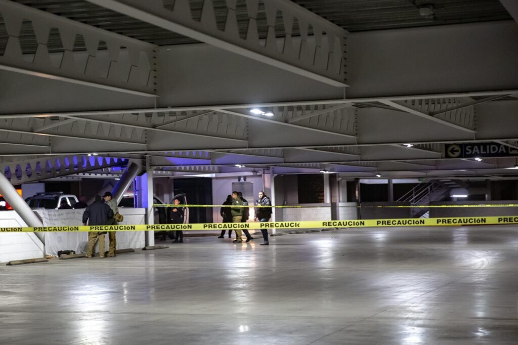Nuevamente abandonan restos humanos y una narcomanta en Plaza Río