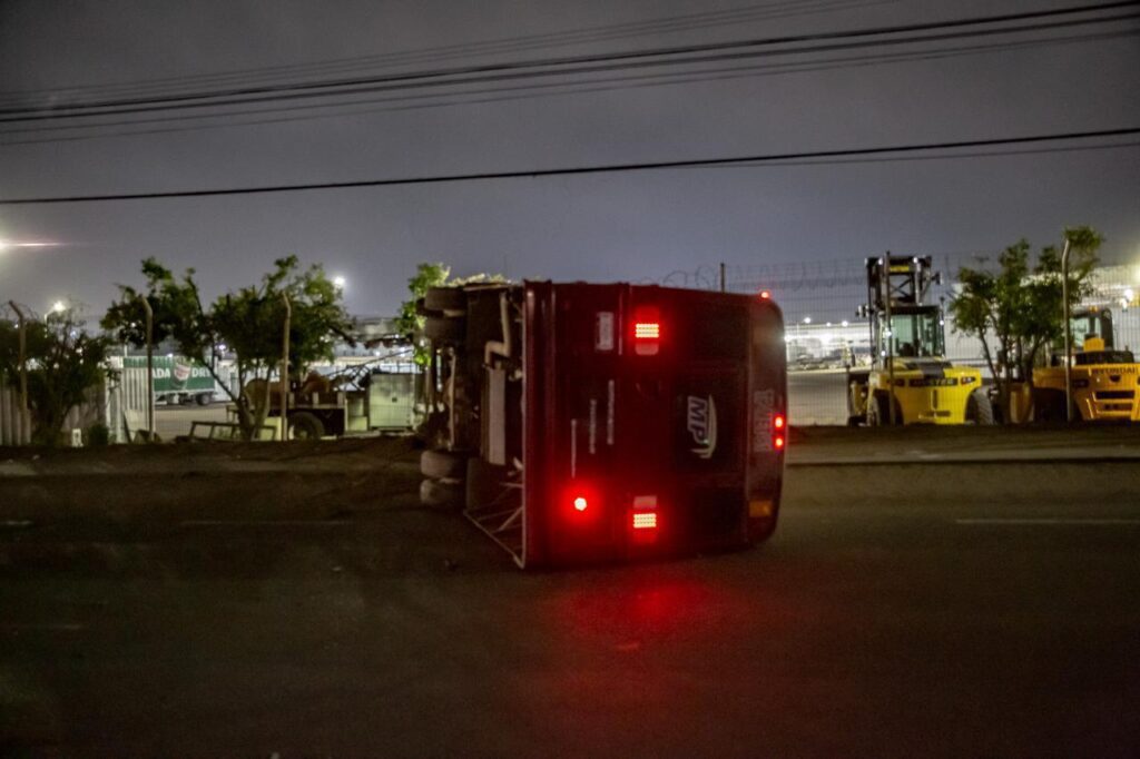 Camión de transporte de personal vuelca tras chocar contra un auto en carretera libre Tijuana-Tecate