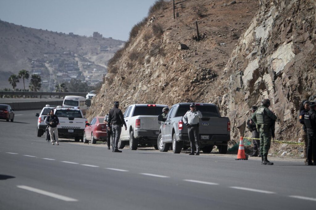 Hallan cadáver desnudo en la carretera Tijuana-Tecate