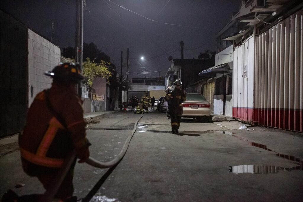Incendio consume tres casas en Zona Centro y deja una mascota calcinada Incendio consume tres casas en Zona Centro y deja una mascota calcinada