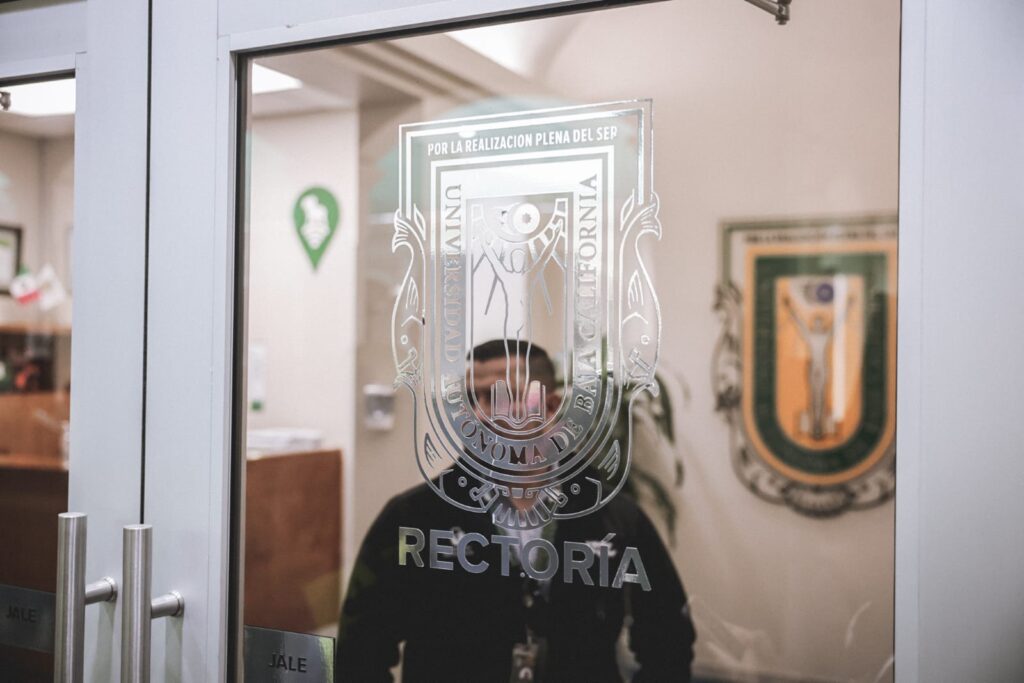 Alumnos de Odontología de la UABC se manifiestan contra el despido injustificado del Dr. Armando